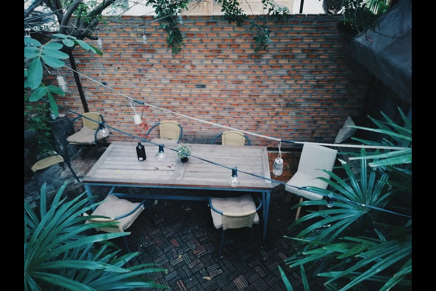 Table rectangulaire en bois marron dans un jardin