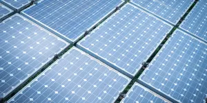 Ряды солнечных батарей на солнечной электростанции