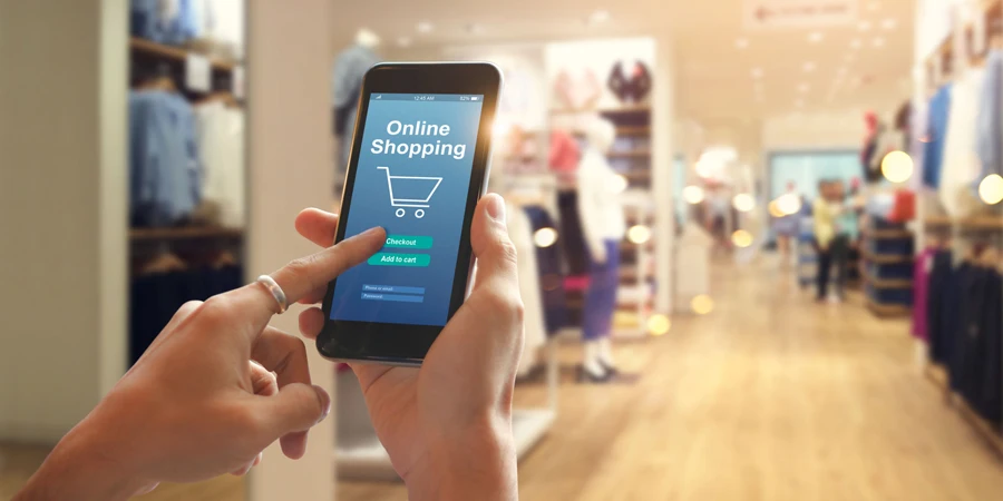 التسوق عبر الإنترنت عبر الهاتف الذكي في يد امرأة