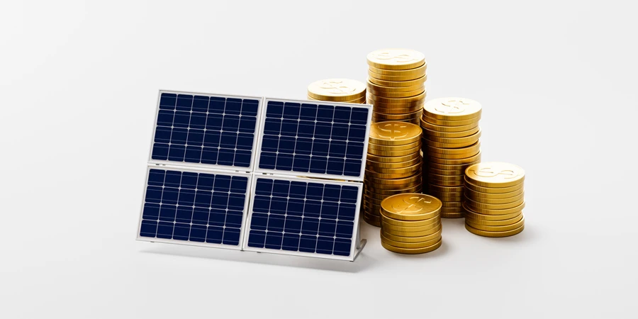 لوحة شمسية أمام أكوام من العملات المعدنية على خلفية رمادية