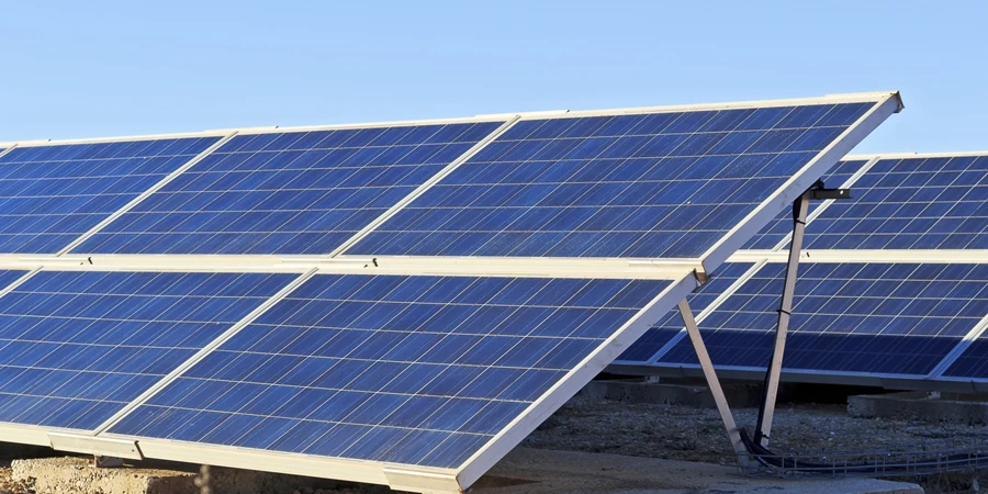 Sonnenkollektoren, die Sonnenenergie in Strom umwandeln