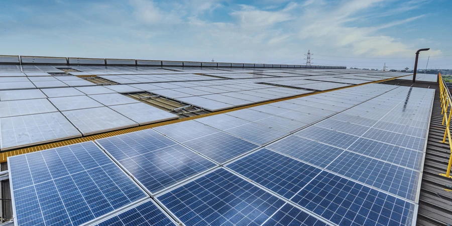 Panel solar en el techo de una fábrica