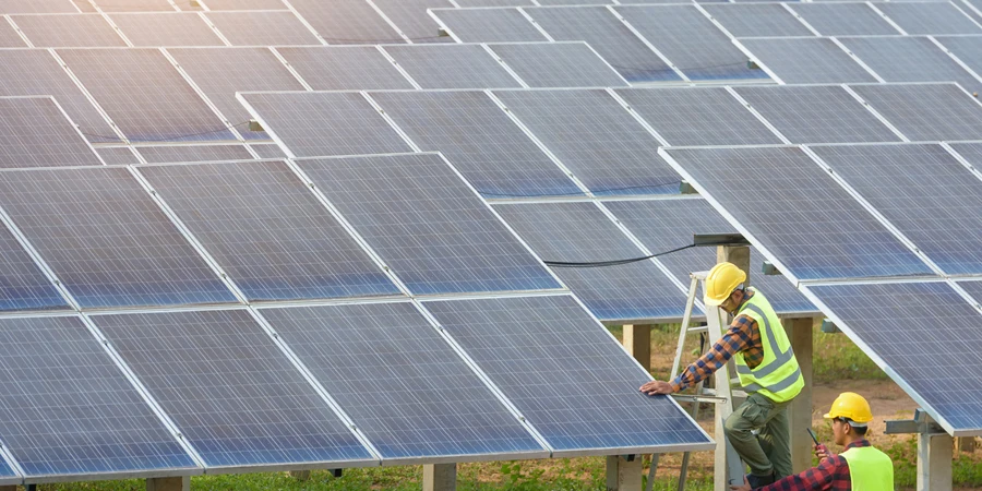 Centrale elettrica solare, pannelli solari con tecnico