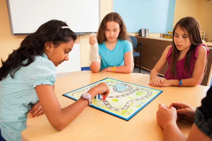 Os alunos estão jogando um jogo educativo na sala de aula.