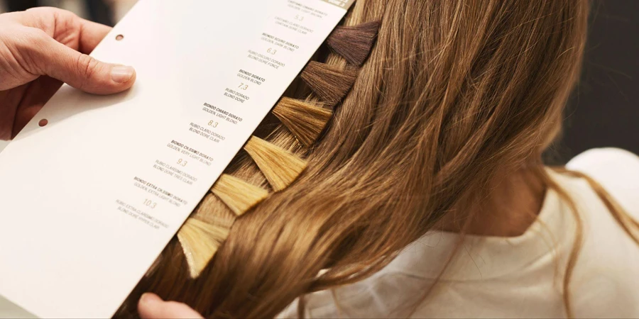 Stilista che sceglie il colore dai campioni di capelli