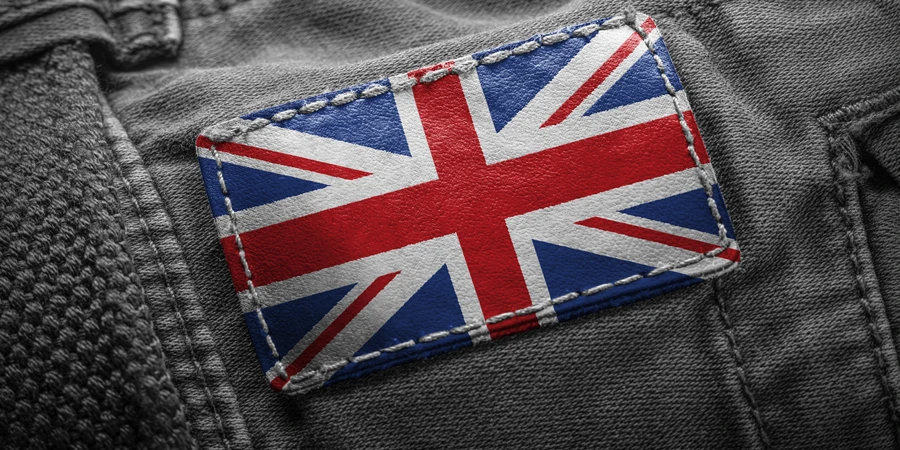Etichetta su abiti scuri a forma di bandiera del Regno Unito