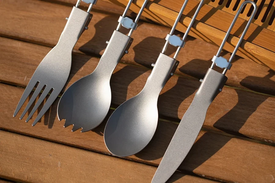 Set di posate coltello forchetta cucchiaio in titanio