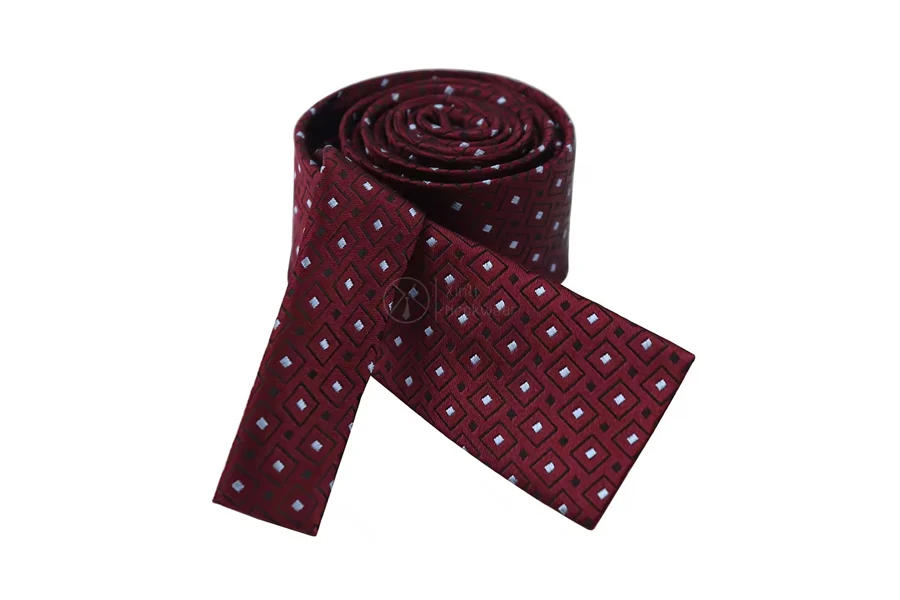 Cravatta quadrata in seta rossa di ispirazione vintage