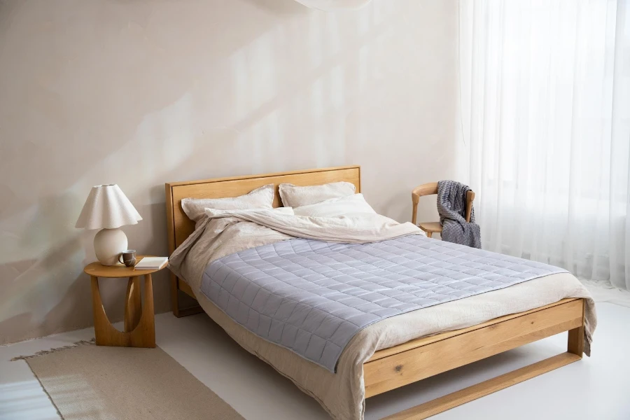 Ein brauner Bettbezug unter einer grauen Bettdecke