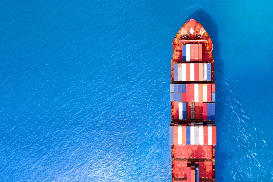 Bir konteyner gemisinin havadan görünümü