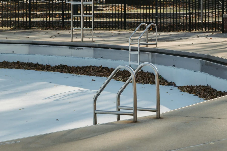 Uma escada de piscina em uma piscina vazia