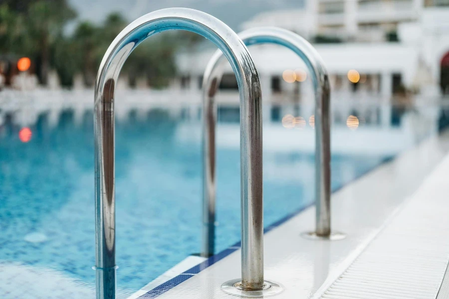 Uma escada de piscina instalada em um deck