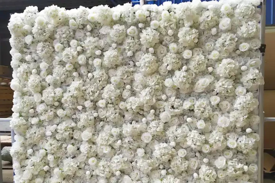 Una parete floreale monocromatica bianca