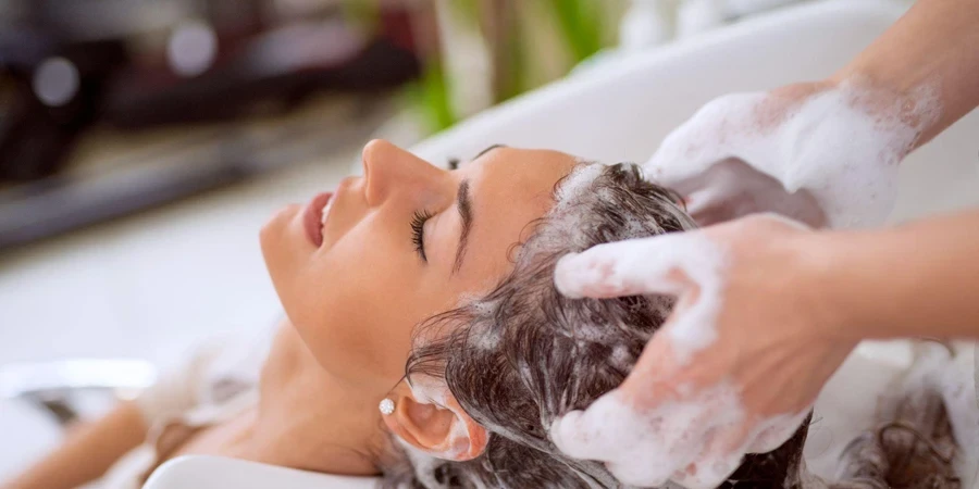 une femme fait un shampoing