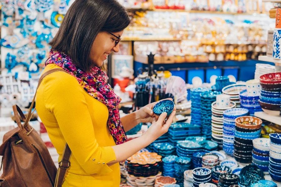 Una mujer de compras en un bazar