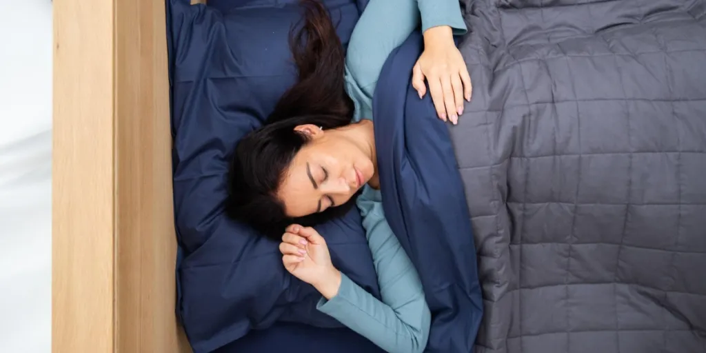Une femme dormant sous une housse de couette confortable