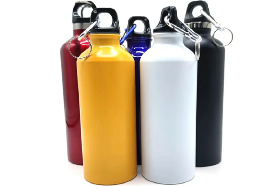 Botellas de agua deportivas de aluminio de diferentes colores.