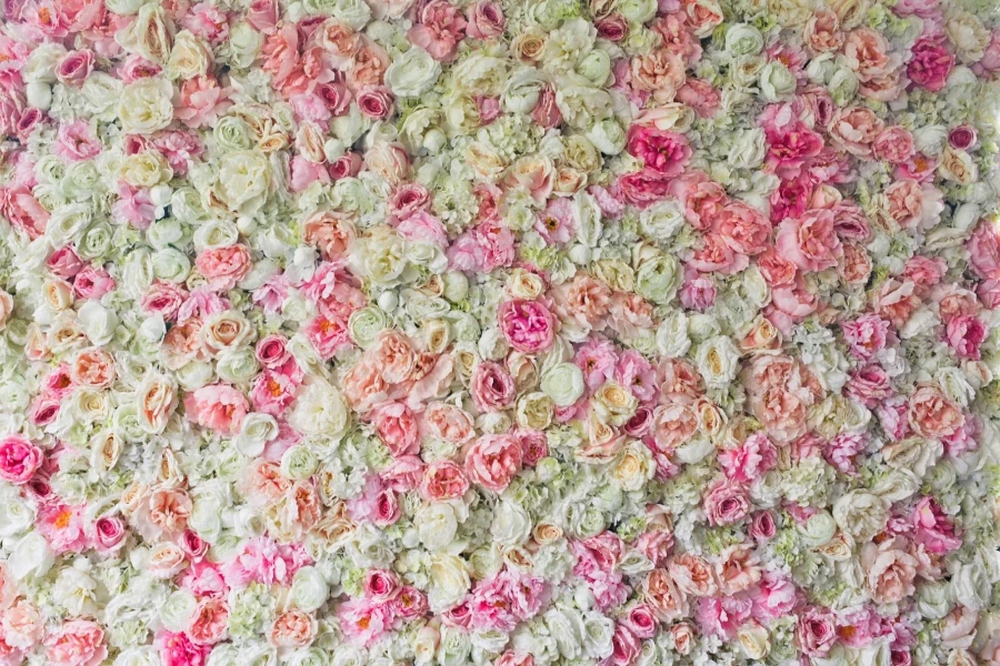 Una pared de flores de tela artificial
