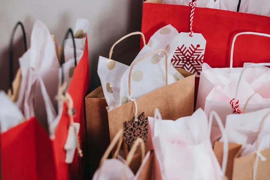 Un assortiment de sacs cadeaux en papier