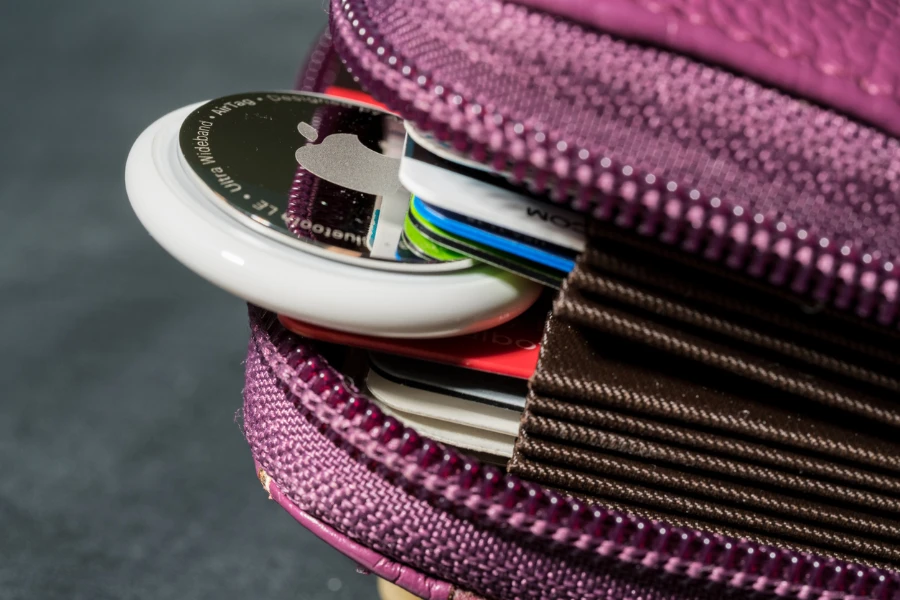 Apple AirTag inserito in un piccolo portafoglio per carte di credito