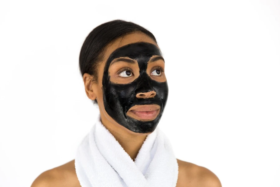Schwarze Frau trägt eine schwarze Gesichtsmaske