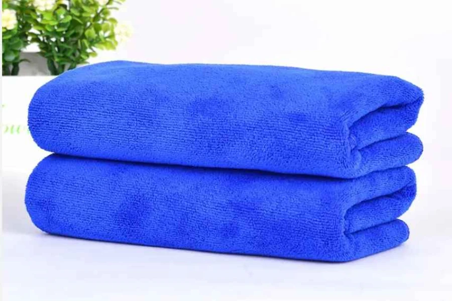 Toallas de lavado azules sobre un fondo blanco.