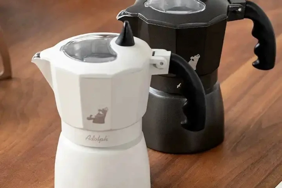 Классическая кофеварка для мока, изготовленная из алюминиевого сплава с отделкой из силиконовой резины.