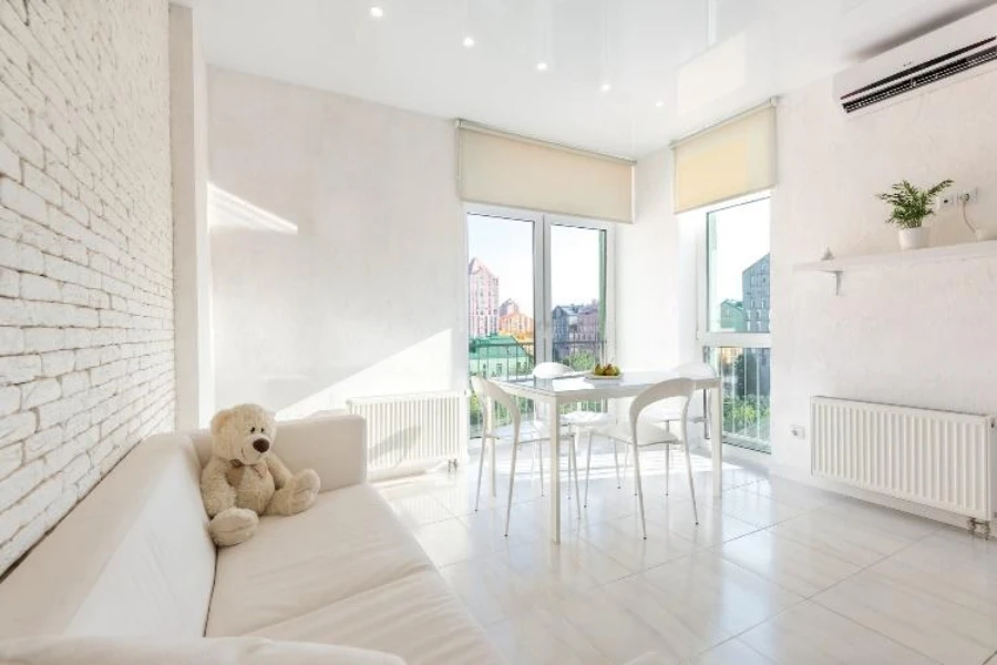 Sala de apartamento contemporânea com persianas