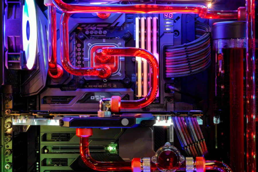 PC desktop e CPU con raffreddamento ad acqua con luce LED rossa
