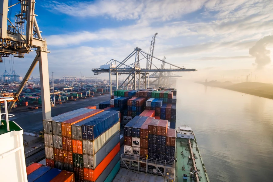 Dock mit Containern für den Export