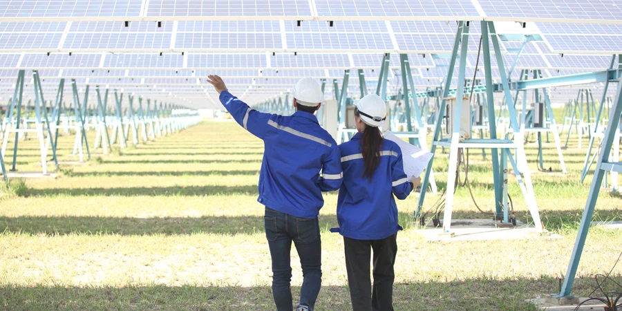 مهندس يعمل في مزرعة للطاقة الشمسية