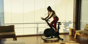 exercitando na bicicleta giratória