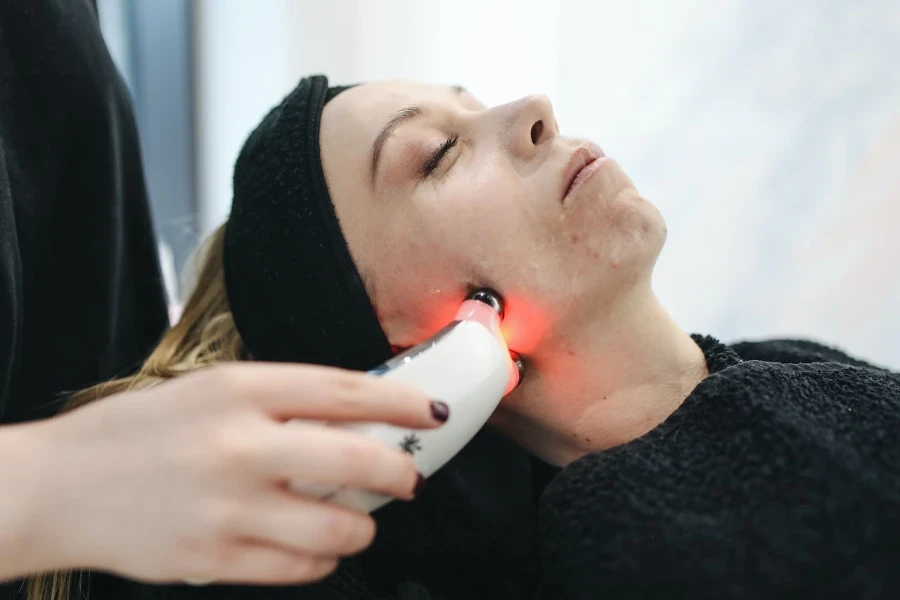 Mujer recibiendo un tratamiento de belleza