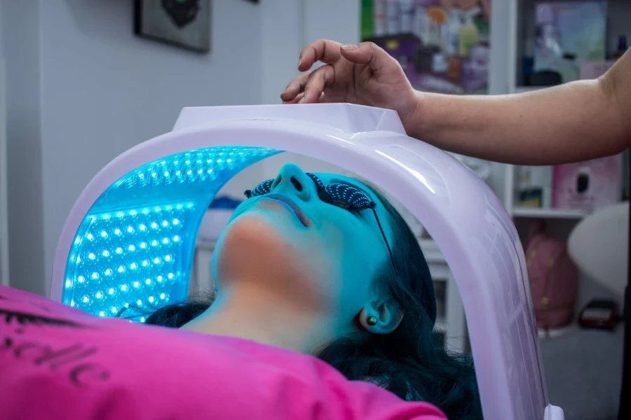 Paciente do sexo feminino submetida a terapia de luz LED