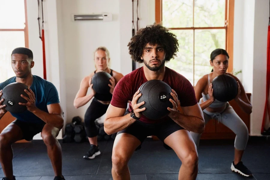 quatre jeunes adultes concentrés