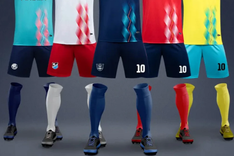 Полный комплект футбольной формы разных цветов.