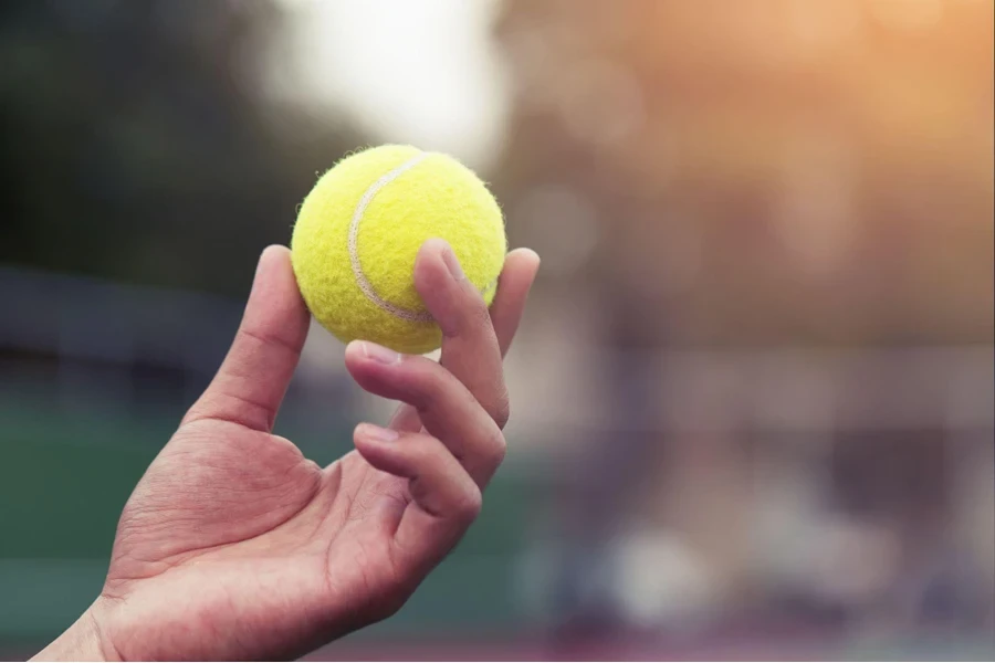 sosteniendo la pelota