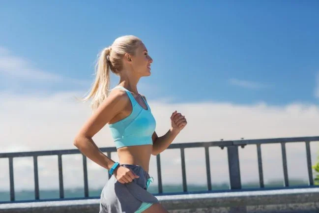 Un joggeur portant une montre de fréquence cardiaque / Crédit : Ground Picture via Shutterstock