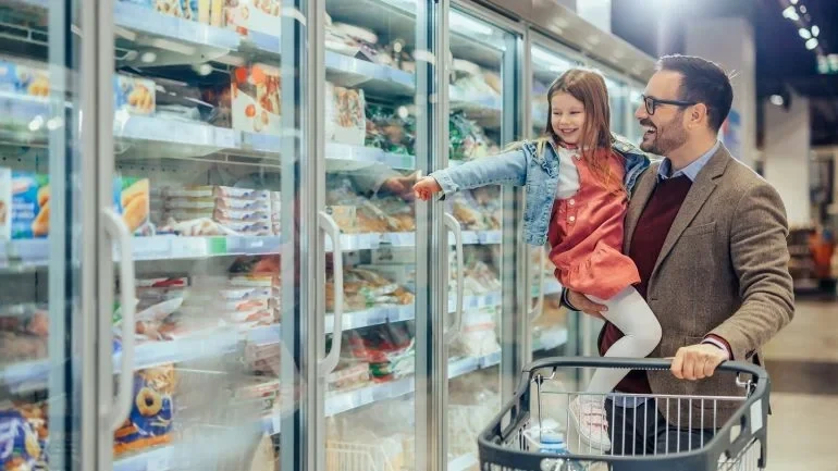 El crecimiento de las ventas minoristas en el Reino Unido se desacelera debido al clima lluvioso en febrero de 2024. Crédito: bbernard a través de Shutterstock.