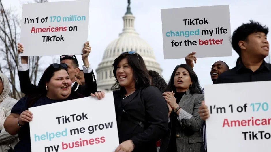 المشاركون يحملون لافتات لدعم Tiktok خارج مبنى الكابيتول الأمريكي في 13 مارس 2024 في واشنطن العاصمة. الائتمان: صور غيتي / آنا Moneymaker