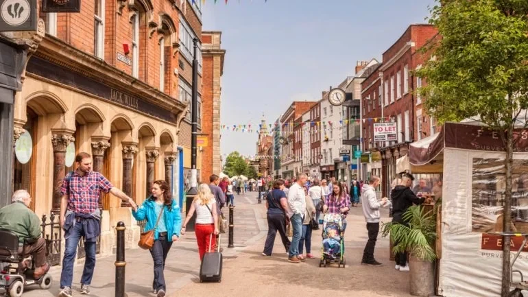 Las ventas de ropa en el Reino Unido se beneficiaron del lanzamiento de nuevas colecciones de primavera y promociones en febrero. Crédito: Shutterstock.