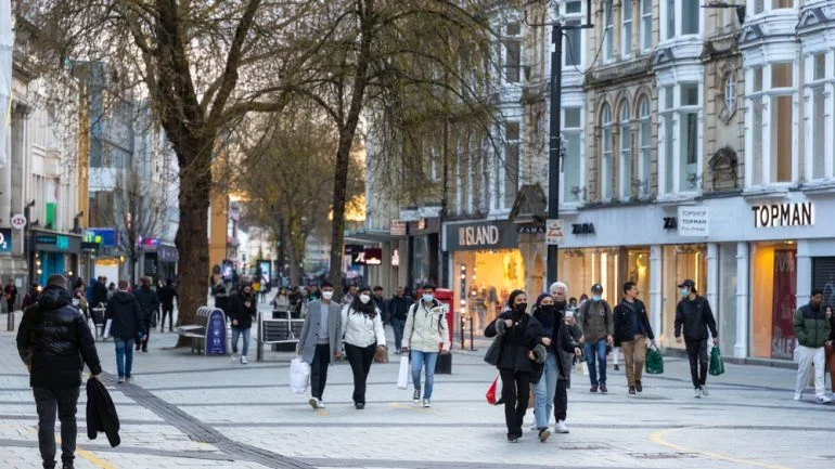 Das ruas movimentadas de Londres às aldeias tranquilas do interior, empresas de todos os tamanhos esforçam-se por desvendar os mistérios que explicam por que os consumidores fazem as escolhas que fazem. Imagem: Queen Street, centro da cidade de Cardiff / Crédito: Glitch Images via Shutterstock