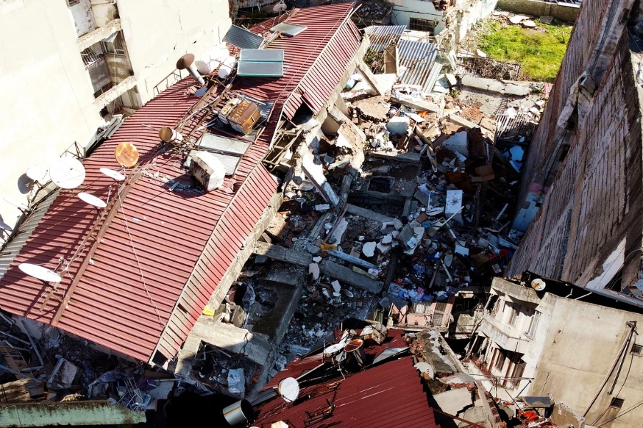 صورة لأضرار الزلزال والإعصار