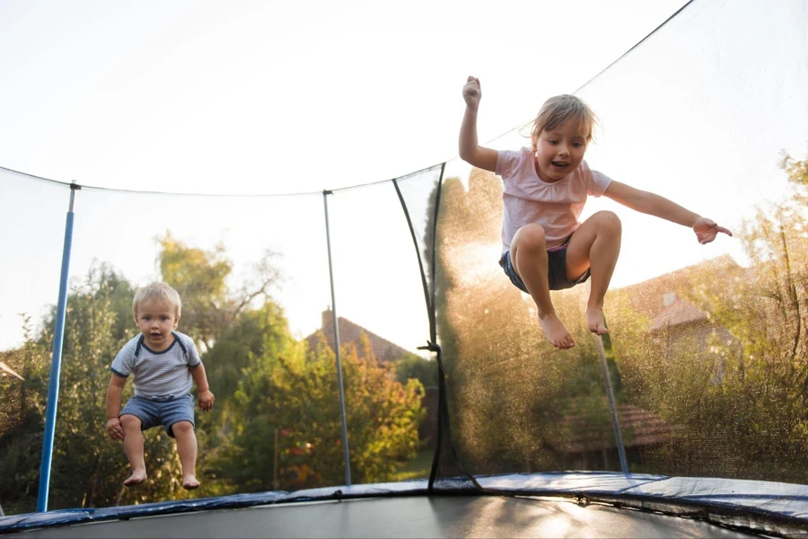 les enfants sautent haut