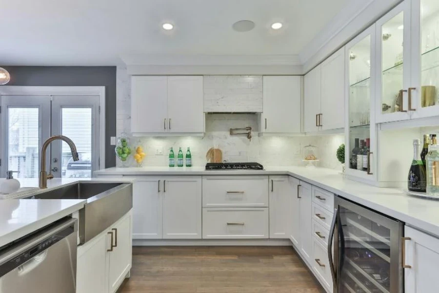 Kitchen with stainless steel farmhouse basin