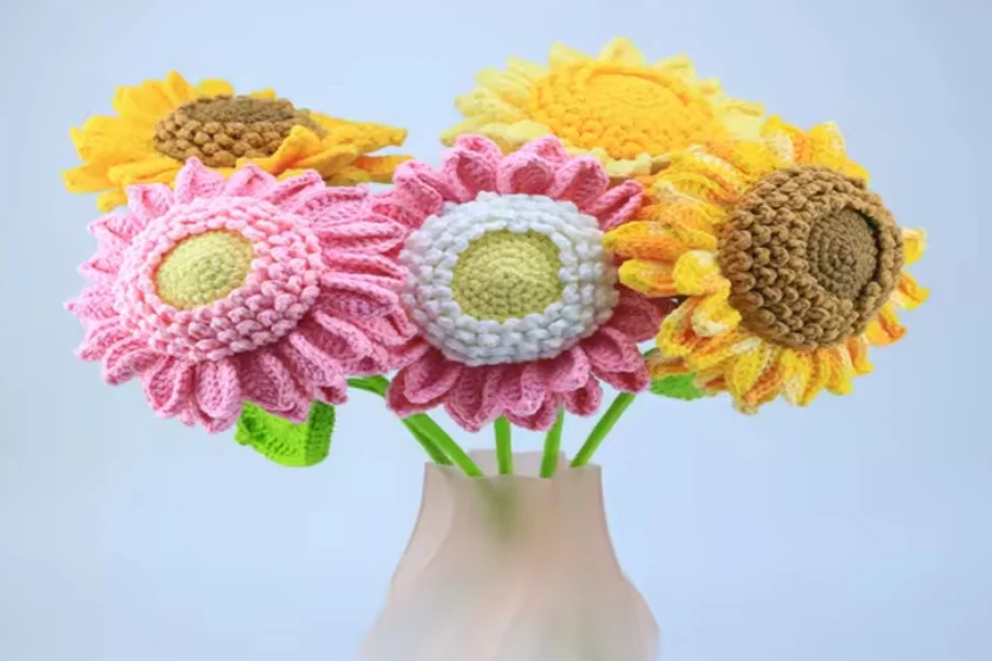 gestrickte Sonnenblumen aus künstlicher Wolle