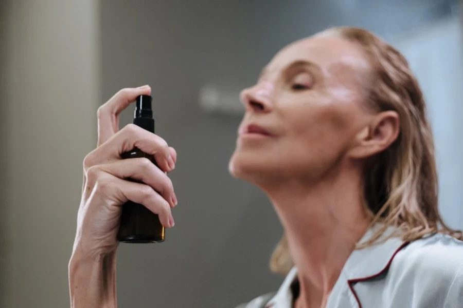 Senhora usando um frasco preto de sprays de fixação