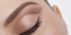 Lady with microbladed eyebrows