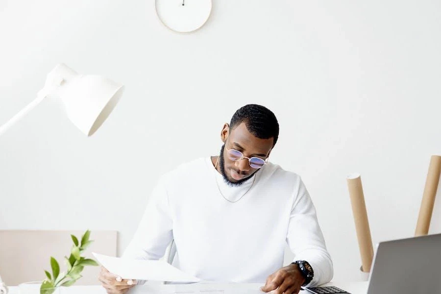 Hombre creando un plan de negocios