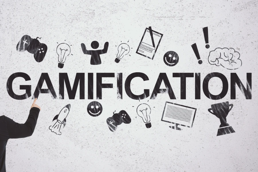 Mann schaut auf Gamification-Text und Gaming-Symbole